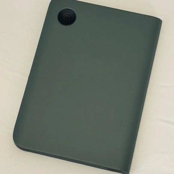 Rakuten Kobo Clara Color with case - Picture 2 of 3